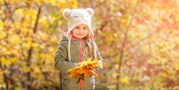 秋天森林中的小女孩公园女孩童年黑发幸福叶子喜悦快乐季节夹克图片