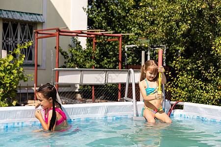 游泳池里的孩子 女孩在户外游公园童年旅行闲暇乐趣泳装管子喜悦小学生房子图片