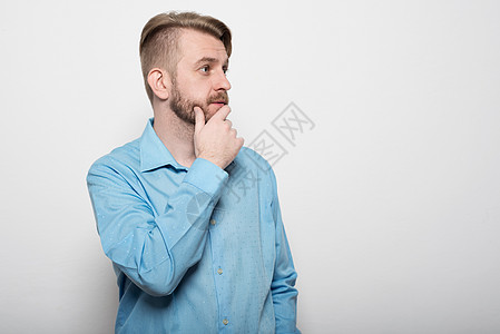 一位沉浸在脑海的商务人士用白色背景摸下巴的肖像图片