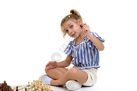 小姑娘下象棋 白背景的木板艺术专注游戏思维雕像棋子决斗教育竞赛背景图片