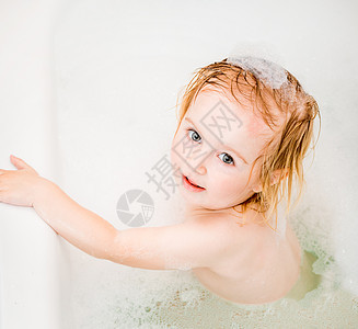 婴儿洗澡女性幸福眼睛气泡浴缸孩子童年乐趣女孩肥皂图片