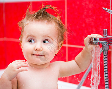 1岁幼女洗澡乐趣幸福眼睛童年浴缸婴儿肥皂浴室男生女孩图片