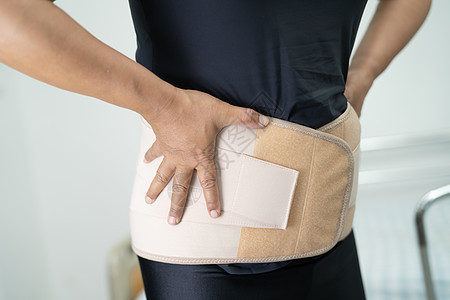 穿背止痛带的亚洲女病人 为整形腰椎腰部创伤疼痛腰带身体支撑脊柱肌肉药品扭伤图片