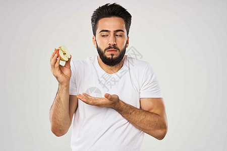 情绪化的大胡子男人手里拿着苹果水果零食男性漫画爆炸快乐幸福食物成人饮食微笑黑发图片