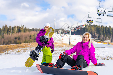在滑雪度假胜地休家庭冬假头盔山腰女性姐姐成人天空娱乐青少年女儿乐趣图片