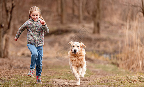 带金皮狗的少女动物青春期猎犬朋友女孩宠物生活友谊跑步童年图片