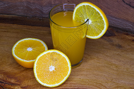 与巴伦西亚橙水果截肢的新鲜果杯图片