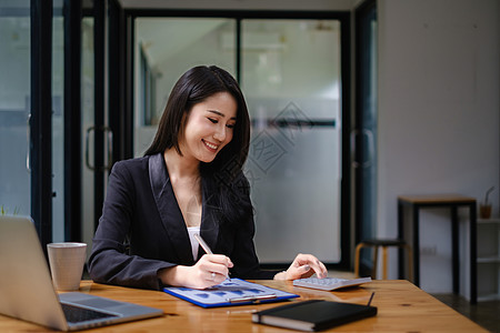 快乐的女商务人士 致力于分析技术价格图表和指标 笑声互联网屏幕报告营销贸易交换笔记本生长监视器经纪人图片