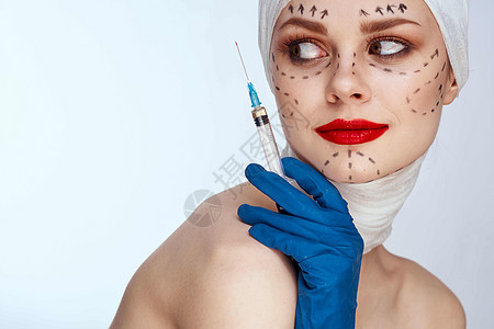 女性青春化面部注射整形手术的肖像 与世隔绝的背景化妆品嘴唇塑料护理美容师手套皮肤病人治疗医生图片