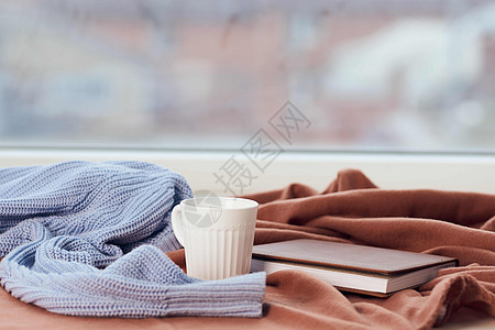 窗户旁边的毯子 一杯咖啡书 舒适休息咖啡女性闲暇格子思维杯子女士假期女孩图片