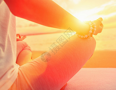 女性以莲花 闭合的姿势冥想福利海滩阳光支撑日落女孩海岸训练女士太阳图片