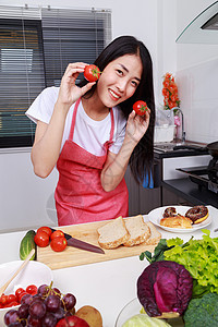 厨房里有西红柿的女人食物烹饪桌子面包快乐女孩女士乐趣饮食营养图片