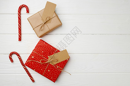 以木本为背景的美丽包着圣诞礼物盒子假期红色展示丝带桌子乡村木板木头背景图片