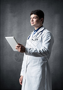带电脑平板电脑的医生套装治疗医院卫生护士临床男人工作报告药片图片