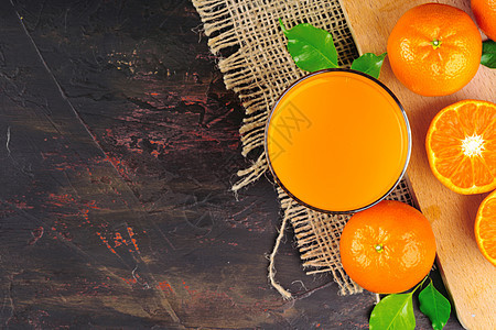 橙汁杯和橙子切片木头食物果汁玻璃植物饮食乡村营养桌子饮料图片