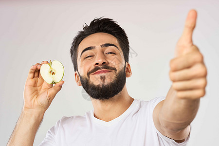 情绪化的大胡子男人手里拿着苹果水果零食漫画成人食物快乐饮食白色幸福绿色男性爆炸图片