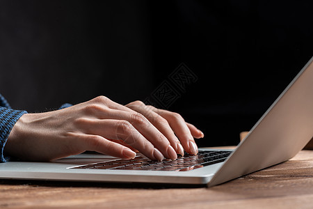 近身女性手躺在笔记本电脑键盘上商业经理咨询分析师战略贸易套装营销技术公司图片