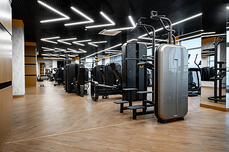 现代体操室内 配有新的健身设备锻炼民众建筑身体晴天中心房间运动架子建筑学图片