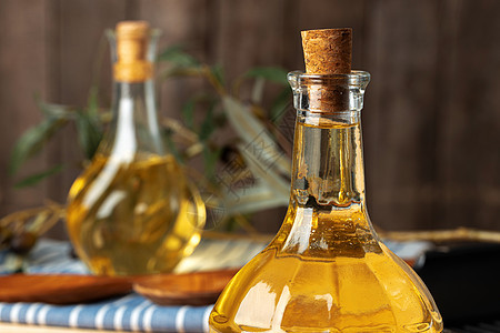 木桌上的橄榄油瓶子 关门饮食精制乡村种子美食液体工作室木头桌子产品图片