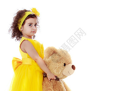 带着泰迪熊的小女孩 我孤立于白人背景玩具快乐微笑婴儿女孩乐趣青年女士童年拥抱图片