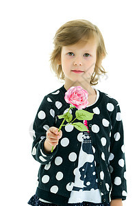 有花的美丽女孩玫瑰公主童年婴儿草地花束裙子头发乐趣喜悦图片