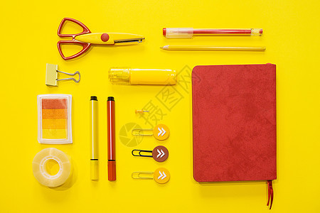 黄色和红色的颜色 平躺组成 黄色背景 文本空间 回到学校学生教育夹子笔记桌子教科书铅笔办公室大学记事本图片