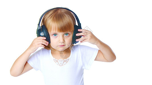 一个带耳机的小女孩 听音乐青少年童年电子网络电脑年龄白色工具女孩跳舞图片