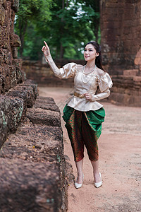 穿着泰国传统礼服的美丽女性指着微笑裙子女士女孩艺术成人历史寺庙戏服文化图片