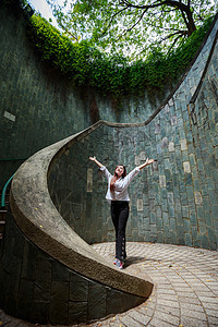在新加坡坎宁堡公园的地下十字路口 妇女举手幸福场景地标建筑学女性女士圆圈入口环境旅行图片