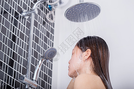 女人洗头洗脸 淋雨洗脸洗澡浴室成人女性飞溅身体头发温泉护理卫生图片