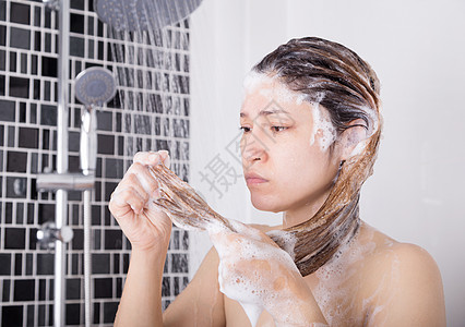 用洗发水和淋浴洗头的不快乐妇女浴室成人压力头发女士泡沫女性肥皂流动卫生图片