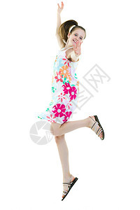 女孩在跳跃 快乐的童年概念 户外女性青年乐趣飞跃活力工作室白色裙子空气运动图片