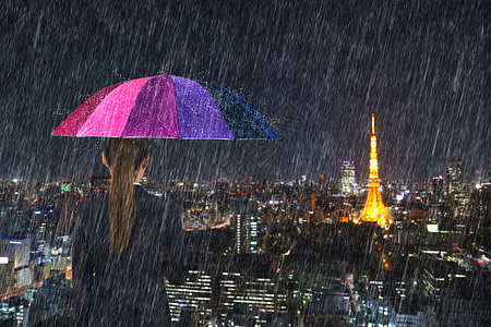 拥有多色雨伞的女商务人士 在东京市下着雨图片