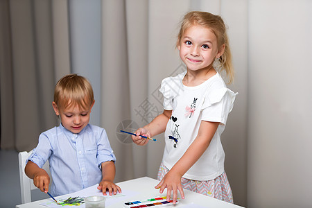 哥哥和姐姐 女孩和男孩在T区涂水彩画乐趣画家艺术品创造力女士活动水粉朋友们教育闲暇图片