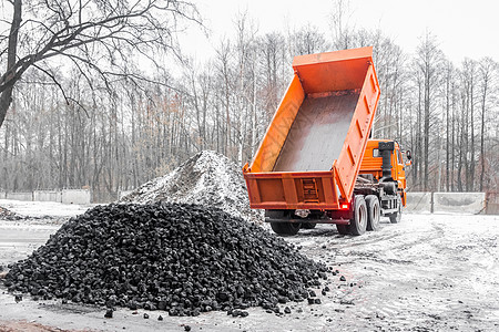 工业区倾卸卡车卸下从身体中煤炭的腐蚀灰尘装载机岩石碎石工作倾倒矿业金属露天石头图片