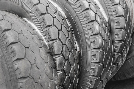 汽车公路轮胎安全驾驶冬季汽车车轮轮胎冒险季节运输蓝色交通风险旅行车辆安全橡皮图片