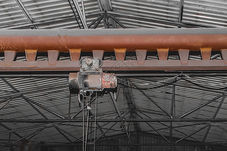 工业调频器和装有绳索的设备的电绞盘起吊装置金属甲板吊装卡车机械机器工具电缆工程卷轴图片
