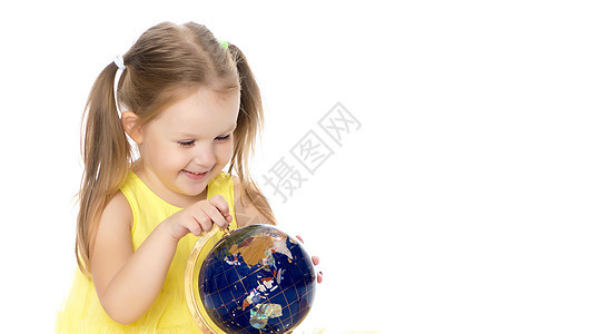 一个小女孩看着环球科学学校男生学习班级微笑课堂女性行星环境图片
