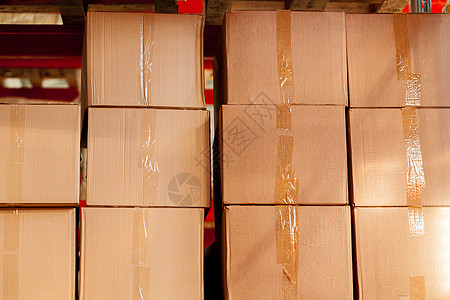 现代仓库货架 装有堆叠的纸板箱工厂零售场景船运店铺库存建筑包装运输植物图片
