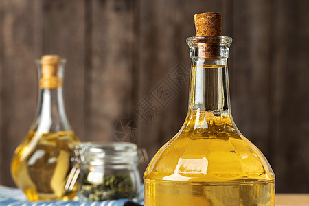 木桌上的橄榄油瓶子 关门精制液体脂肪产品桌子工作室种子食物烹饪美食图片