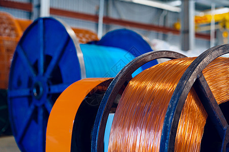 生产铜线 在工厂的钢丝里装有电缆 有线厂机器圆圈硬件筒管缠绕焊接电压宏观危险工程图片