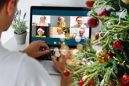 虚拟圣诞会议团队远程办公 家庭视频通话远程会议计算机网络摄像头屏幕视图 不同的肖像头像在他们的家庭办公室工作 在线欢乐时光派对男图片