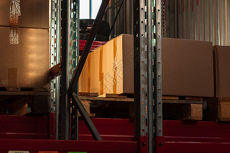 红茶包装现代仓库货架 装有堆叠的纸板箱店铺托盘库存金属卡车工厂船运盒子货运植物背景
