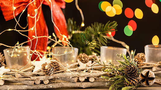 与光和自由文本空间的圣诞节背景 圣诞彩灯 在黑色背景上发光的五颜六色的圣诞灯 新年 圣诞节 装饰风格 花环木板桌子边界广告乡村庆图片