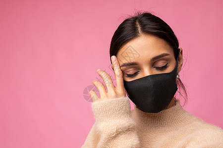 穿着时尚保护面罩 穿粉红背景面具的妇女 在冠状病毒大流行检疫期间的特异时装从犯 特写工作室肖像 复制文本空位女性面膜口罩女士感染图片