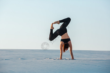 年轻女性练习反向平衡瑜伽 在沙滩上站立屁股讲师保健天空姿势运动员福利运动假期卫生图片