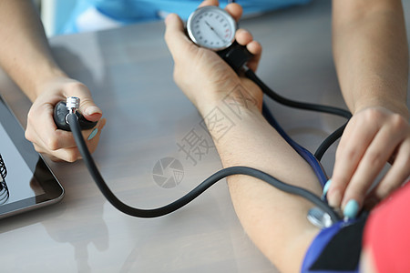 医生 用强度计特查测量手臂上的病人血压心脏病学从业者考试药品测试有氧运动医师疾病心脏病高血压图片