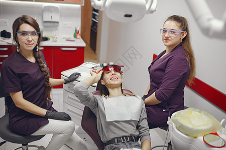 坐在牙医办公室的漂亮女孩医生病人职业女性黑发口腔科治疗药品卫生工作图片