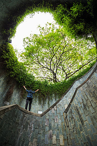 在新加坡坎宁堡公园的地下十字路口 举起双手圆圈楼梯隧道上帝装罐旅游旅行男性花园地标图片
