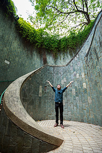 在新加坡坎宁堡公园的地下十字路口 举起双手圆圈装罐地标穿越上帝活力幸福入口公园旅行图片
